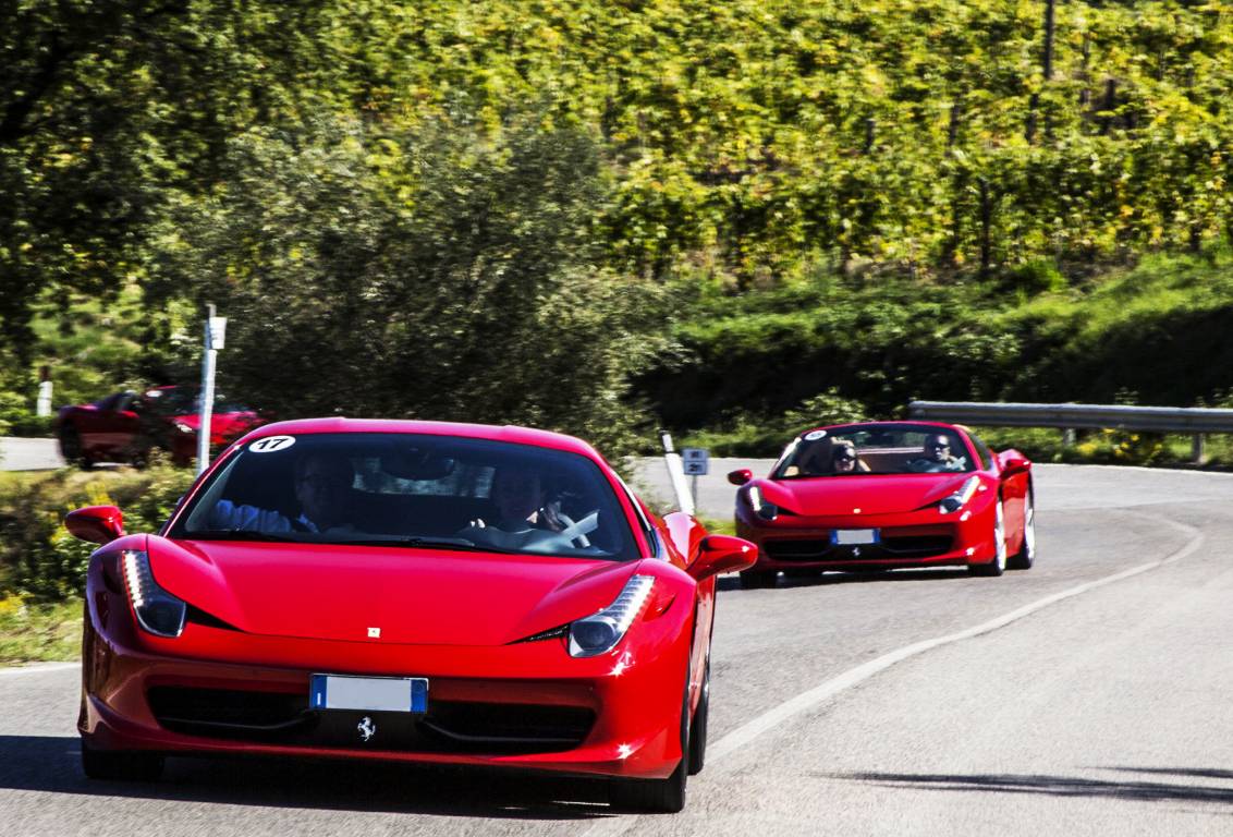 割引モール フェラーリ トスカーナRed Travel Toscana in Ferrari - 本