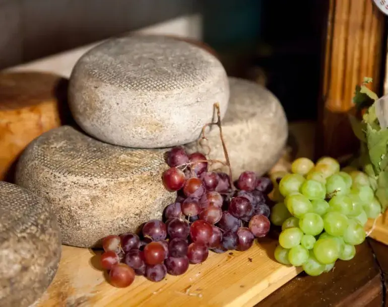 Transfer tour from Florence to Rome with a walking tour in Siena and lunch plus tasting in Pienza.