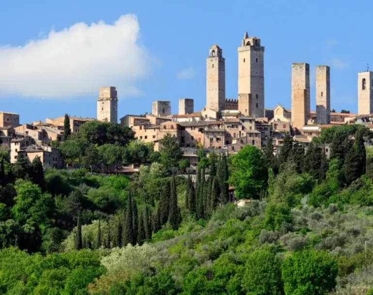 the skyline of San Gimignano is stunning: the medieval tower houses untouched by time will make your journey in Tuscany unforgettable