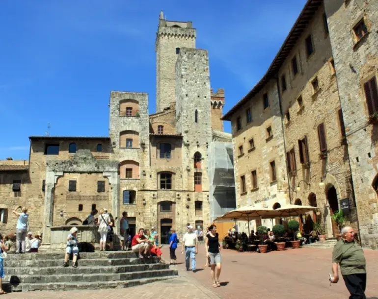 get lost in the narrow streets of San Gimignano: the real image of a Tuscan hill town revealed by our day tour